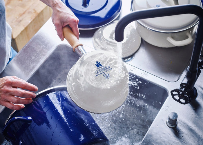Indigo steelpan met deksel 16 cm zwart in gootsteen