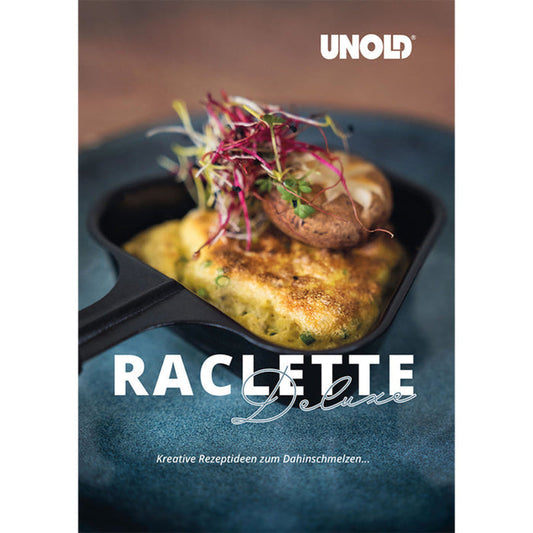 Eine kleine schwarze Pfanne mit gebackenem Raclette, Pilzen und Sprossen steht auf einem blauen Teller. Das Bild zeigt „Raclette Rezeptbuch Deluxe“ und darüber den Unold-Logotext.