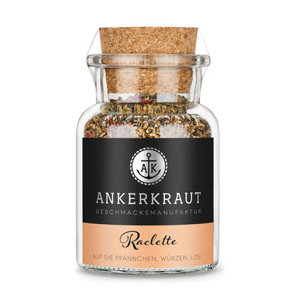 Raclette Gewürz von Ankerkraut im Korkenglas auf weißem Hintergrund.
